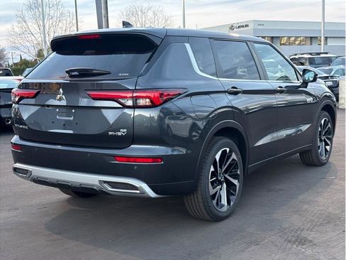 Used 2025 Mitsubishi Outlander SE image 6