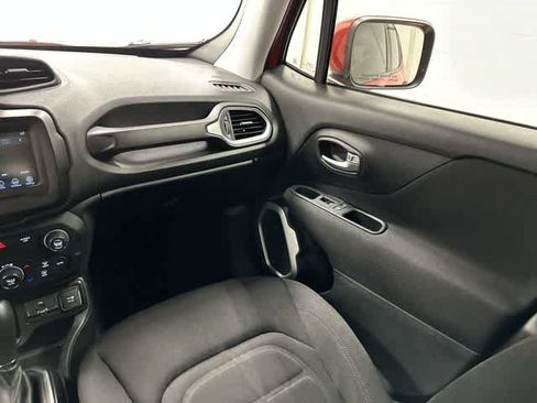 Used 2019 Jeep Renegade Latitude FWD image 13