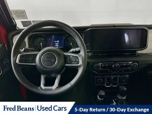 Used 2025 Jeep Wrangler Unlimited Sahara AWD/4WD image 21