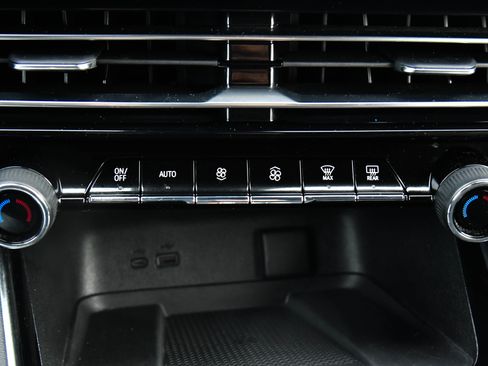 Used 2024 Chevrolet Traverse LT image 32