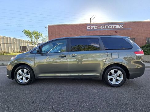 Used 2011 Toyota Sienna LE w/ Towing Pkg FWD image 4