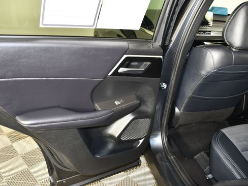 Used 2025 Mitsubishi Outlander SE image 40