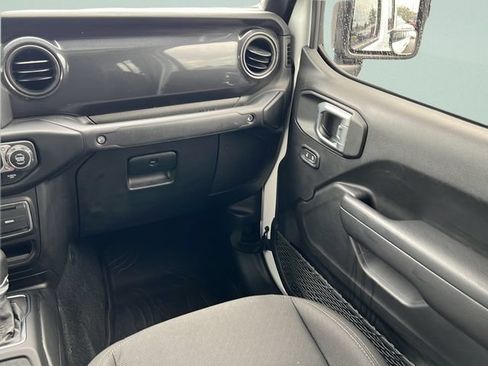 Used 2022 Jeep Gladiator Sport AWD/4WD image 16