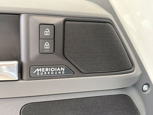 New 2026 Land Rover Defender 110 X-Dynamic SE image 22