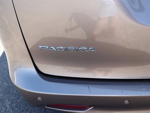 Used 2017 Chrysler Pacifica LX FWD image 17
