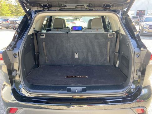 Used 2023 Toyota Highlander Bronze Edition FWD image 9