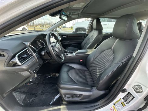 Used 2018 Toyota Camry SE image 11