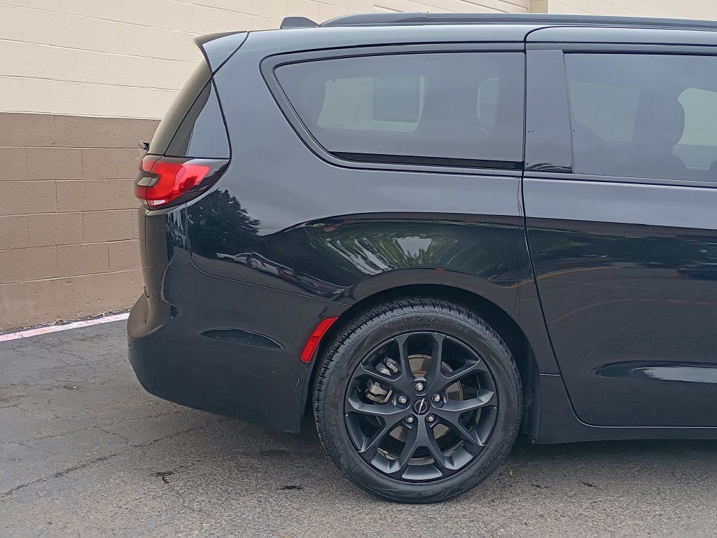 Used 2025 Chrysler Pacifica Limited FWD image 4
