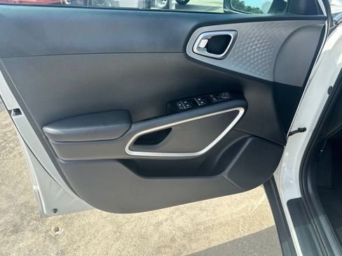 Used 2022 Kia Soul LX FWD image 9