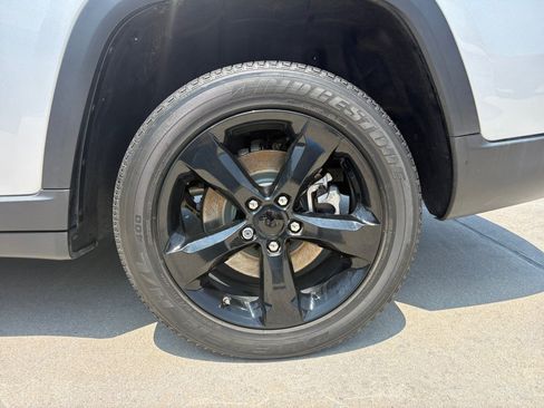 Used 2023 Jeep Grand Cherokee L Laredo AWD/4WD image 26