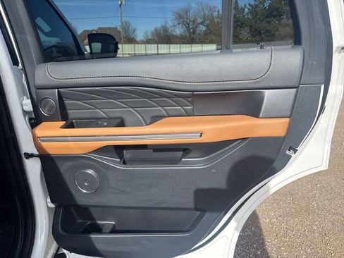 Used 2023 Ford Expedition Platinum image 40