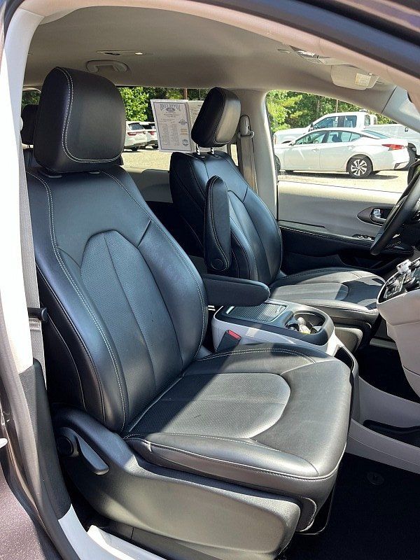 Used 2023 Chrysler Pacifica Touring-L FWD image 13