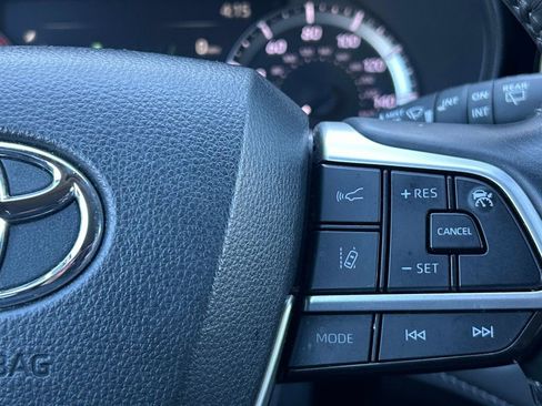 Used 2024 Toyota Highlander LE AWD/4WD image 27
