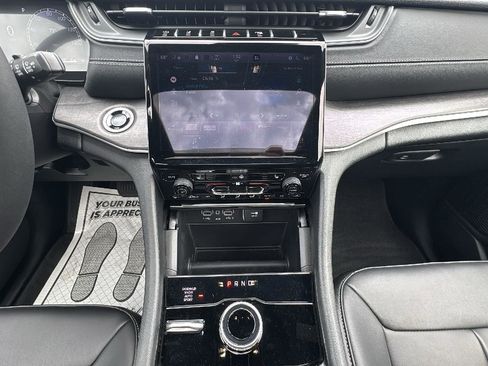 Used 2025 Jeep Grand Cherokee L Limited image 13
