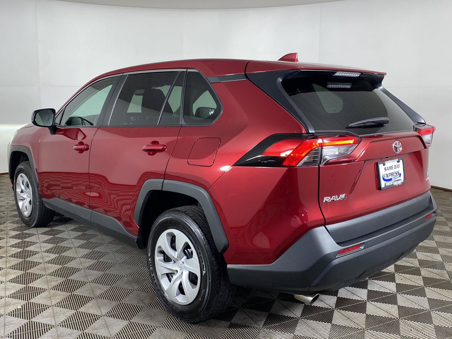 Used 2024 Toyota RAV4 LE AWD/4WD image 4