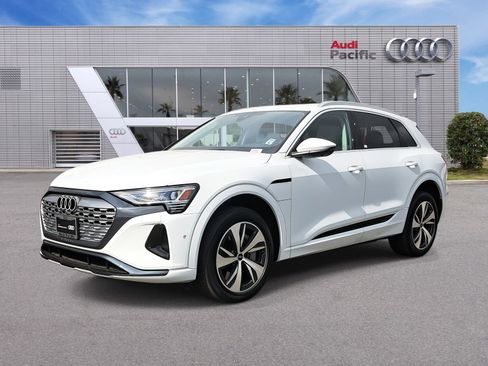 Certified 2024 Audi Q8 e-tron Premium Plus image 1