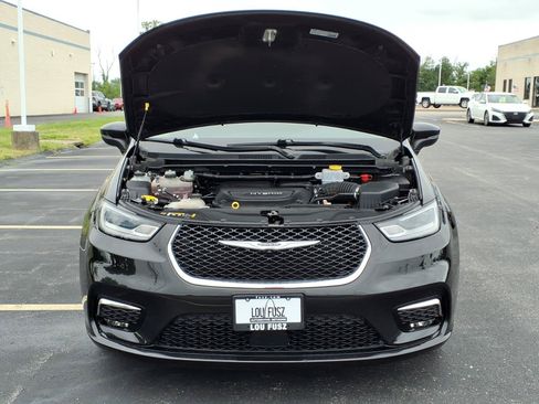Used 2023 Chrysler Pacifica Touring-L FWD image 32