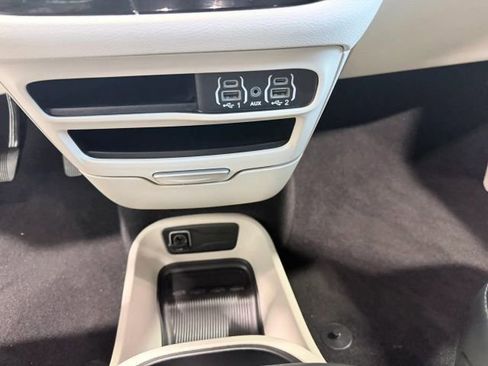 Used 2024 Chrysler Pacifica Touring-L FWD image 19