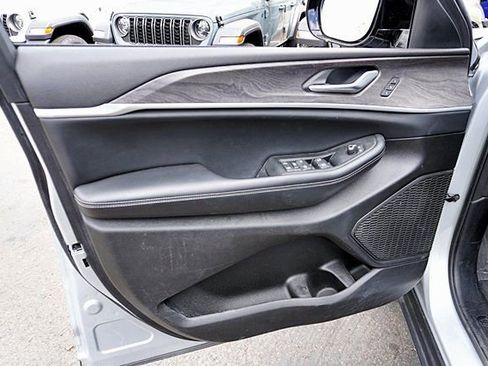Used 2024 Jeep Grand Cherokee L Limited w/ Luxury Tech Group II AWD/4WD image 23
