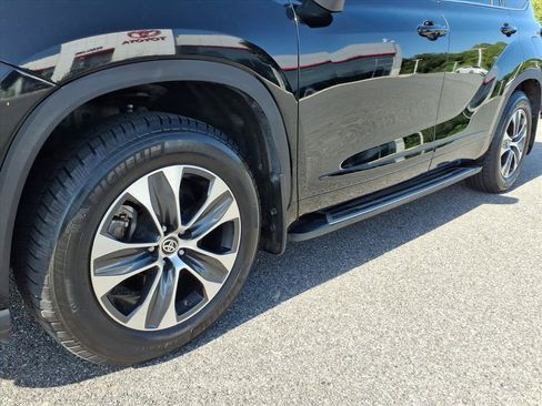 Used 2021 Toyota Highlander XLE AWD/4WD image 9