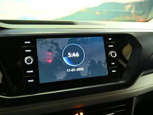 Used 2024 Volkswagen Taos SE image 36