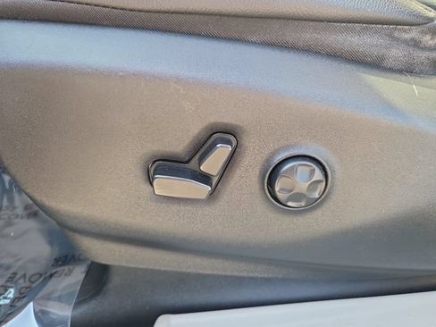 Used 2019 Chrysler Pacifica Touring-L FWD image 11