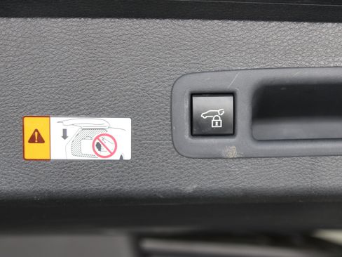 Certified 2025 Toyota Sienna XLE Woodland Edition AWD/4WD image 35