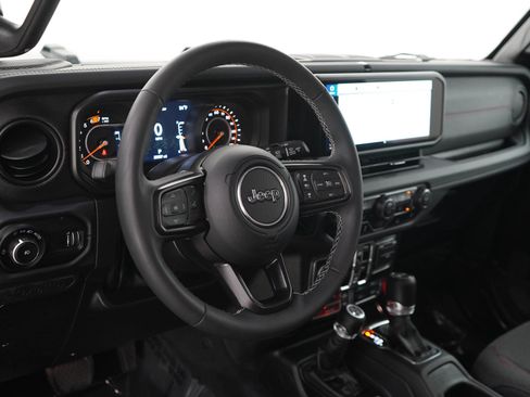 Used 2025 Jeep Wrangler Unlimited Rubicon w/ Convenience Group AWD/4WD image 19