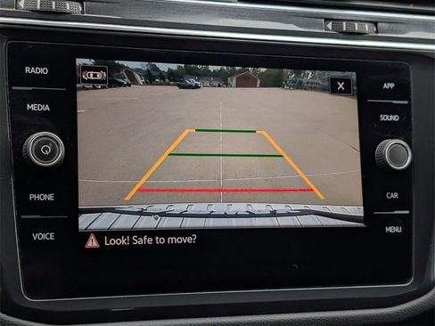 Used 2022 Volkswagen Tiguan SE R-Line image 23