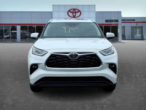 Used 2024 Toyota Highlander LE image 2