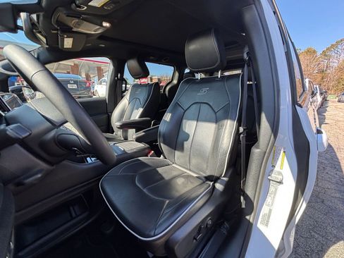 Used 2025 Chrysler Pacifica Limited image 37