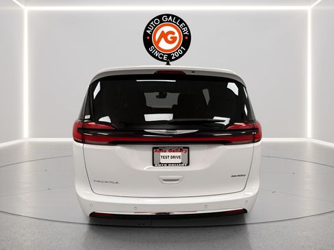 Used 2024 Chrysler Pacifica Touring-L FWD image 4