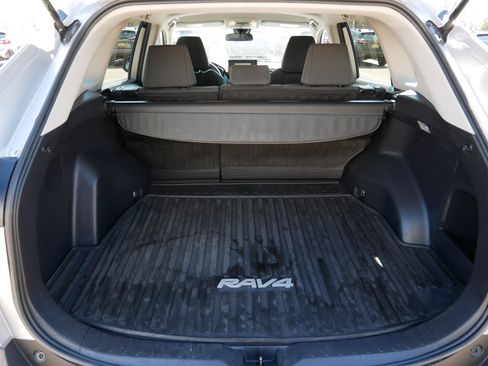 Used 2021 Toyota RAV4 LE AWD/4WD image 18