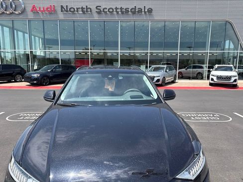 Used 2019 Audi Q8 Prestige w/ Luxury Package AWD/4WD image 2