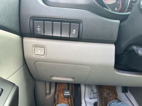 Used 2019 Kia Sedona L image 24