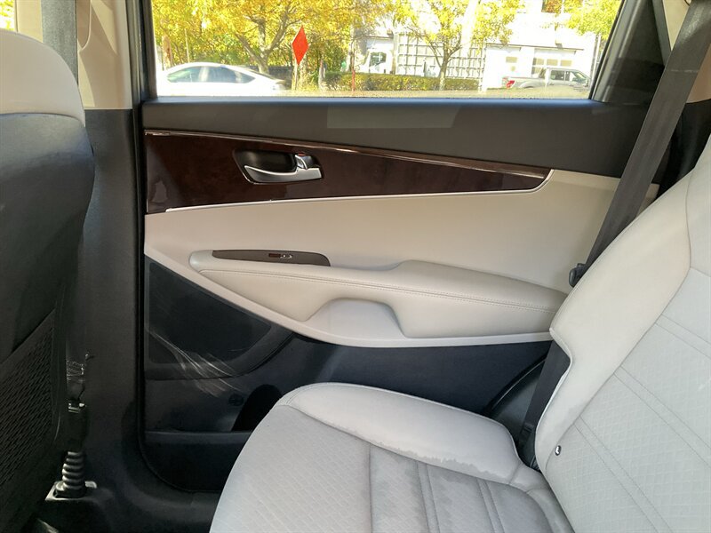Used 2017 Kia Sorento AWD image 15