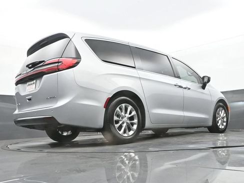 Used 2026 Chrysler Pacifica Limited FWD image 27