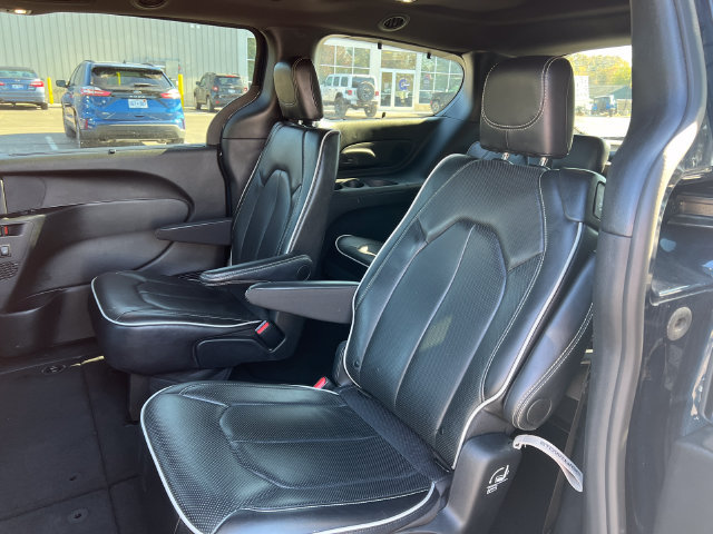 Used 2025 Chrysler Pacifica Limited FWD image 4