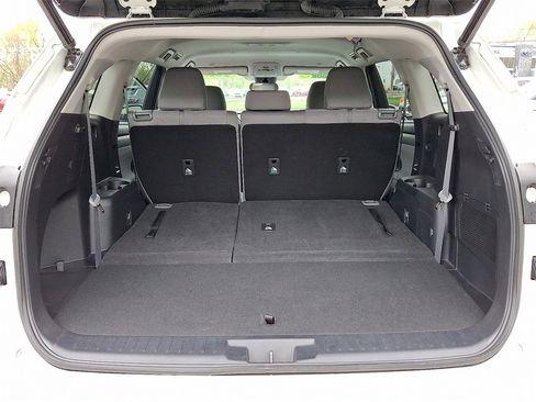 Used 2023 Toyota Highlander LE image 30