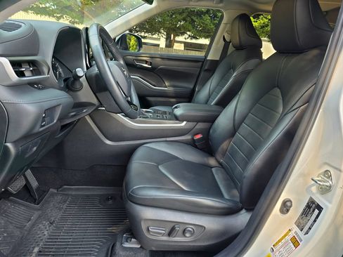 Used 2020 Toyota Highlander XLE AWD/4WD image 27