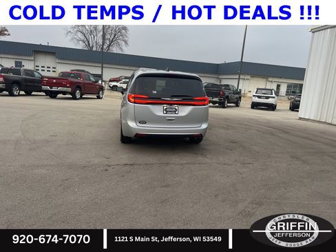 New 2026 Chrysler Pacifica Select image 10