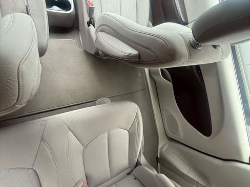 Used 2018 Chrysler Pacifica L FWD image 27