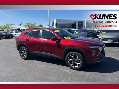 Used 2025 Chevrolet Trax LT FWD image 3