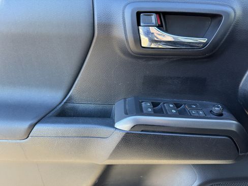 Used 2020 Toyota Tacoma TRD Off-Road w/ Technology Package image 9