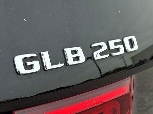 Used 2021 Mercedes-Benz GLB 250 4MATIC w/ Premium Package image 30