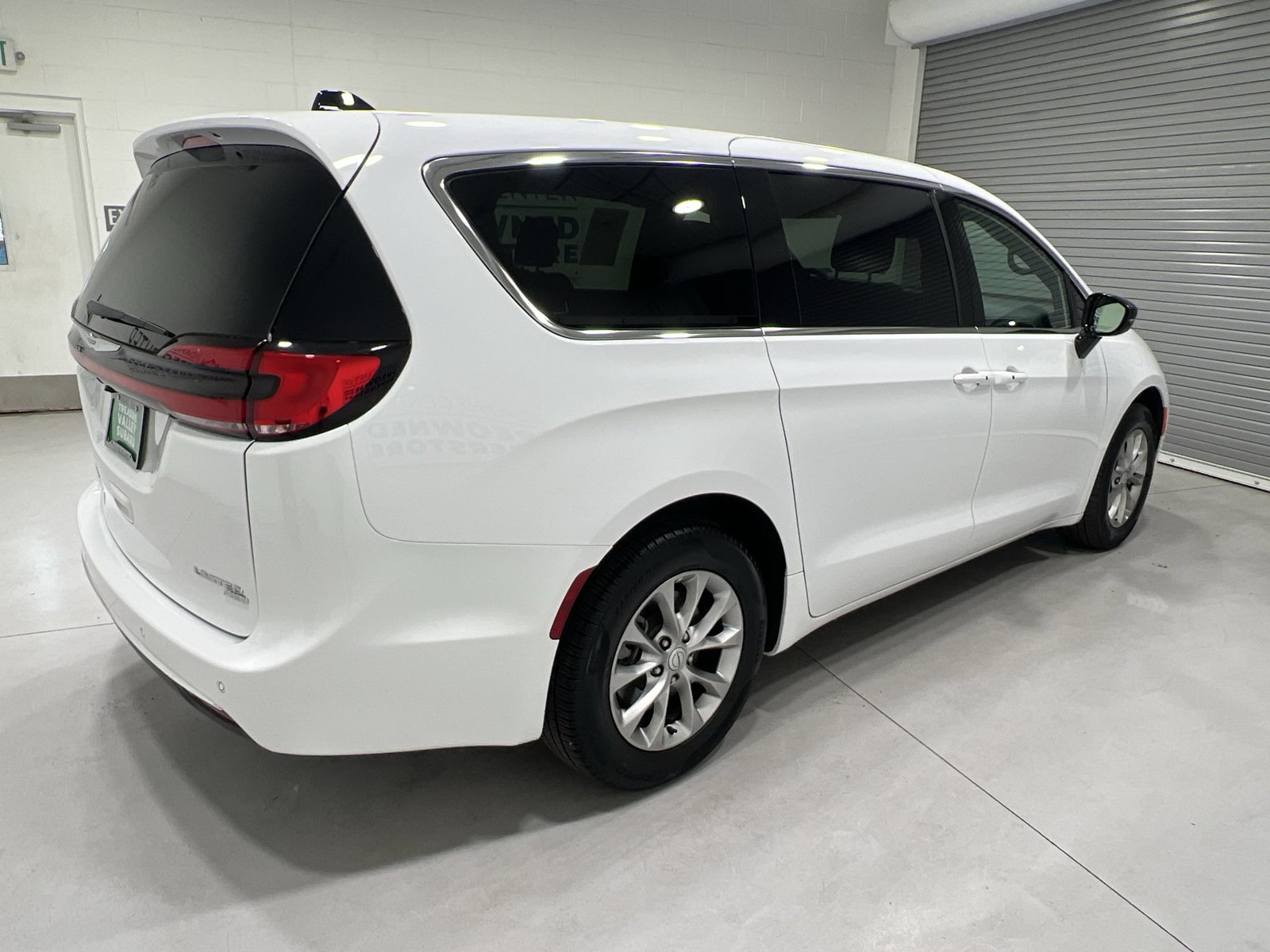 Used 2026 Chrysler Pacifica Limited AWD/4WD image 8