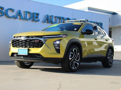 Used 2025 Chevrolet Trax RS image 2