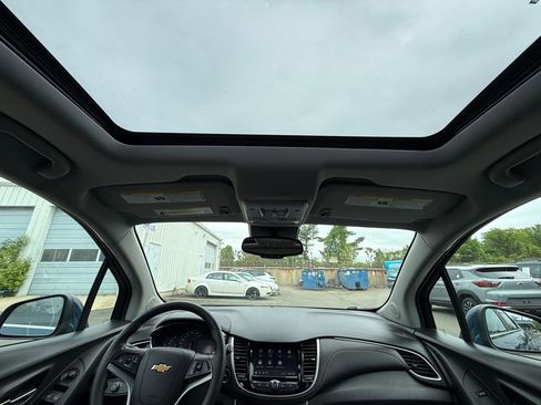 Used 2020 Chevrolet Trax LT w/ Sun & Sound Package FWD image 21