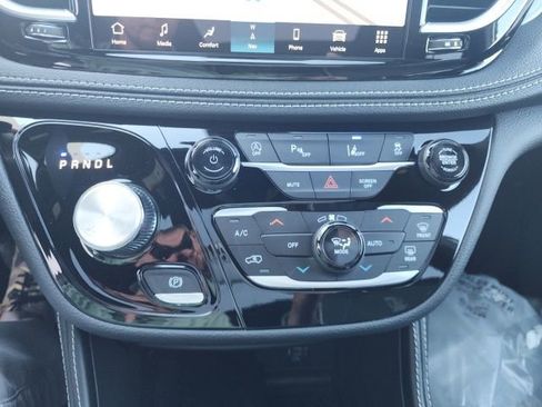 New 2026 Chrysler Pacifica Limited image 9