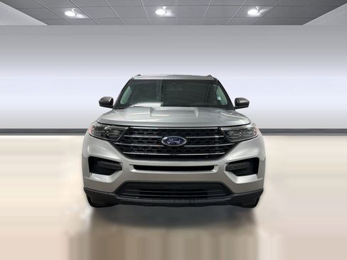 Used 2024 Ford Explorer XLT RWD image 6
